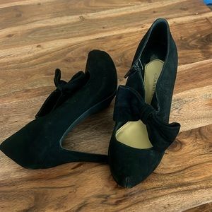Gianni Bini suede heel with bows. Super cute holiday shoe. Excellent condition.